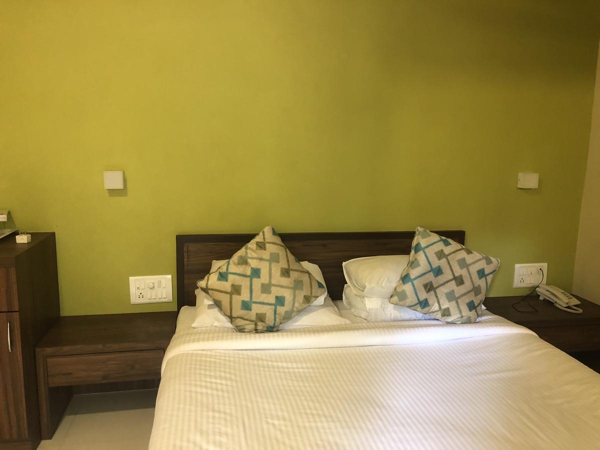 Coco Goa Hotel Арпора Екстериор снимка